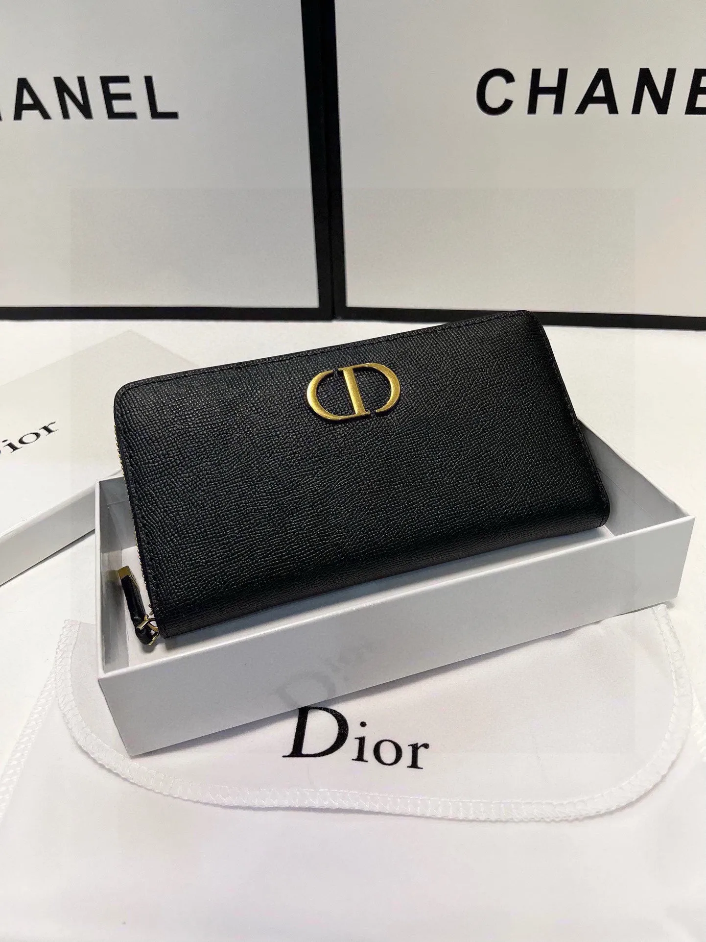 DR368 CD Icon Zipped Long Wallet / 8 x 4.5 inches