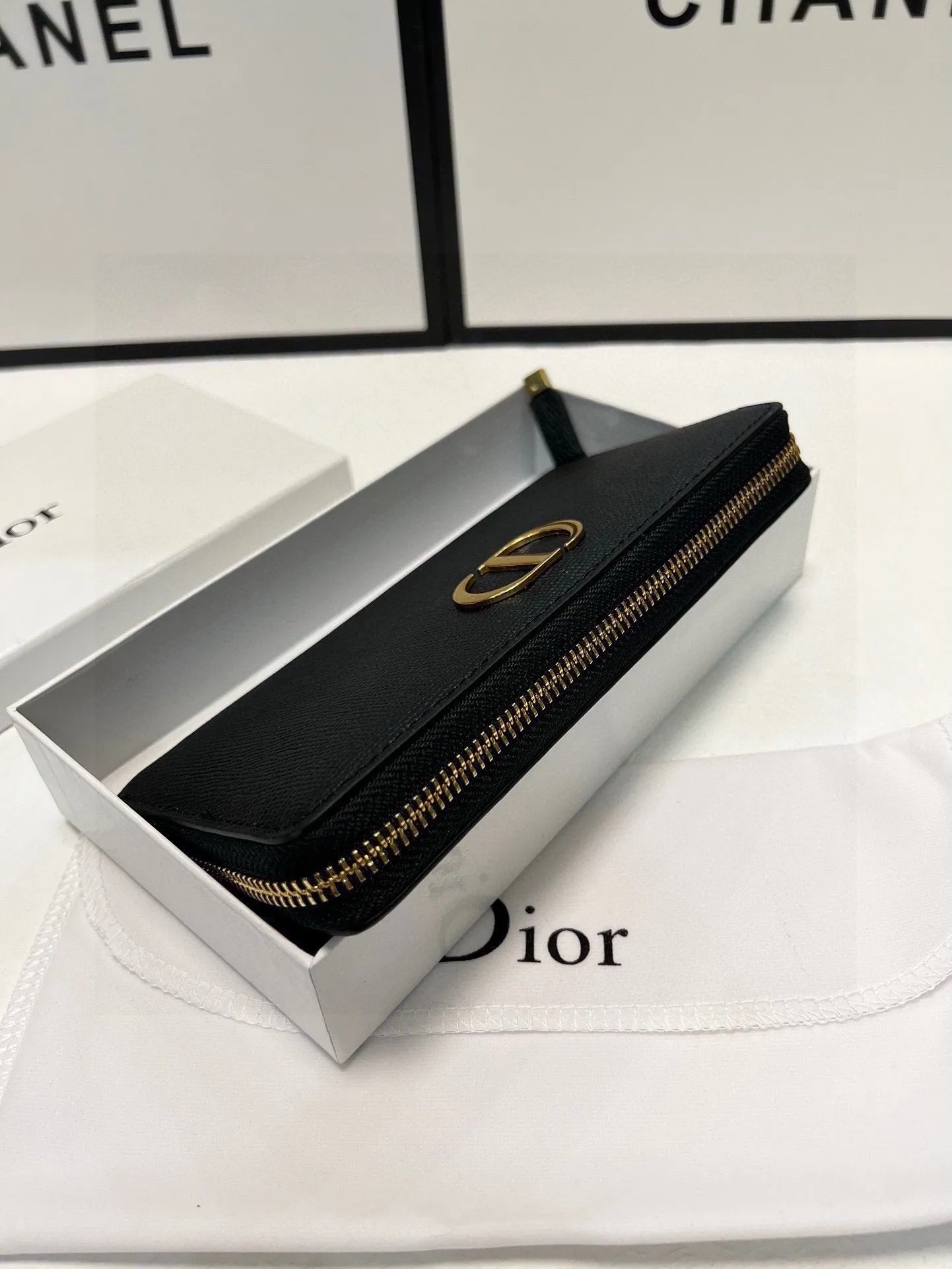 DR368 CD Icon Zipped Long Wallet / 8 x 4.5 inches