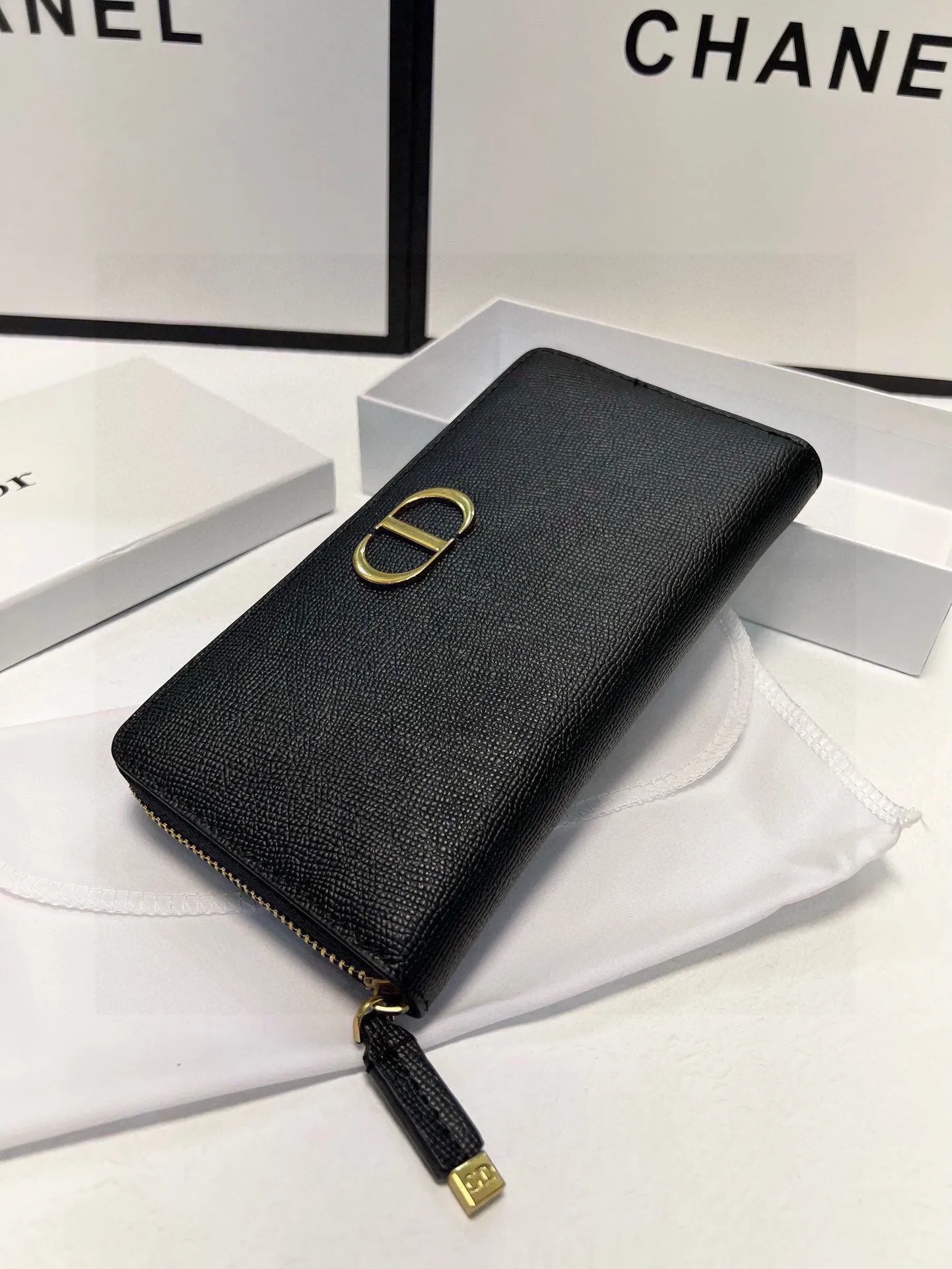 DR368 CD Icon Zipped Long Wallet / 8 x 4.5 inches