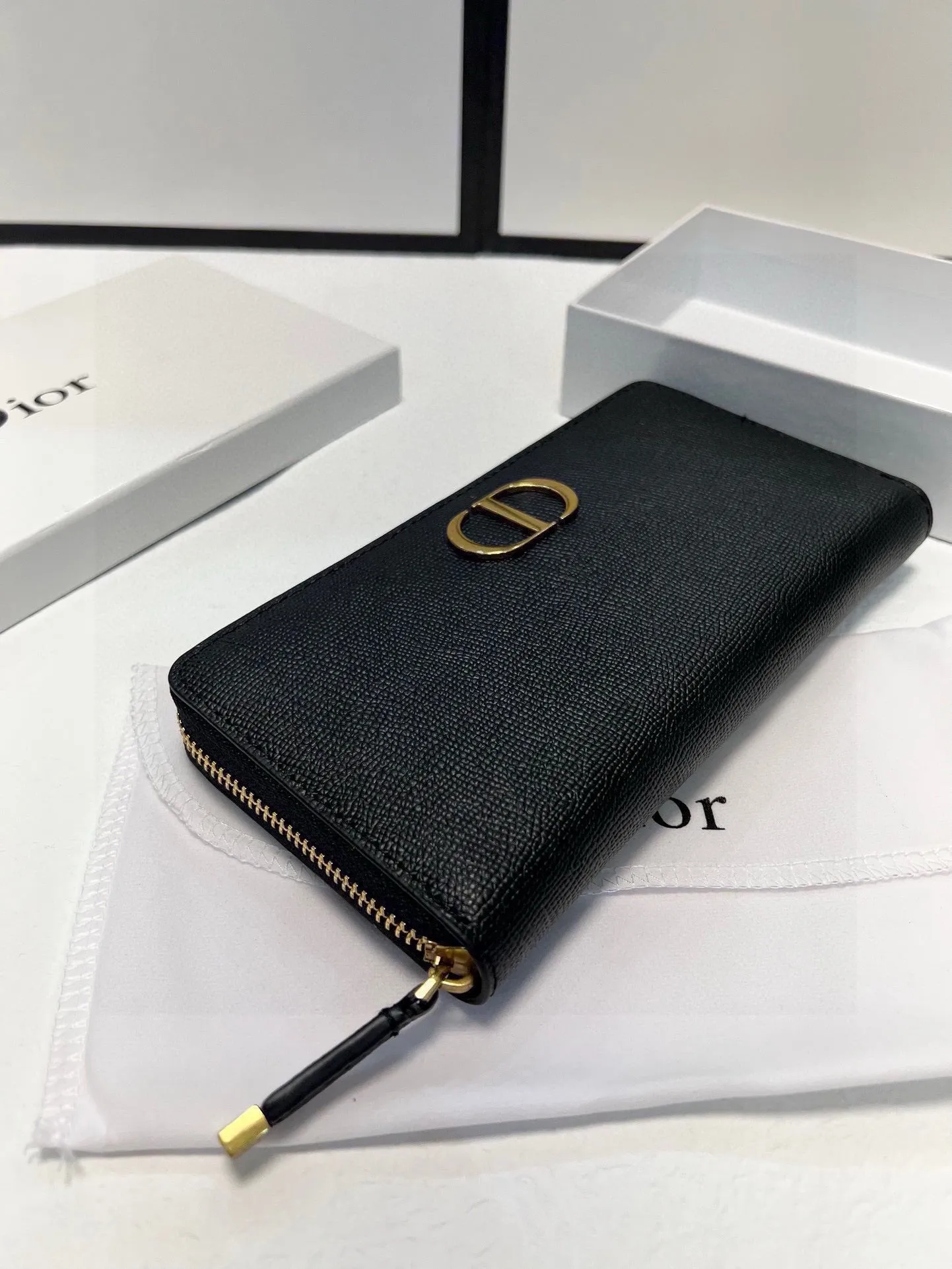 DR368 CD Icon Zipped Long Wallet / 8 x 4.5 inches