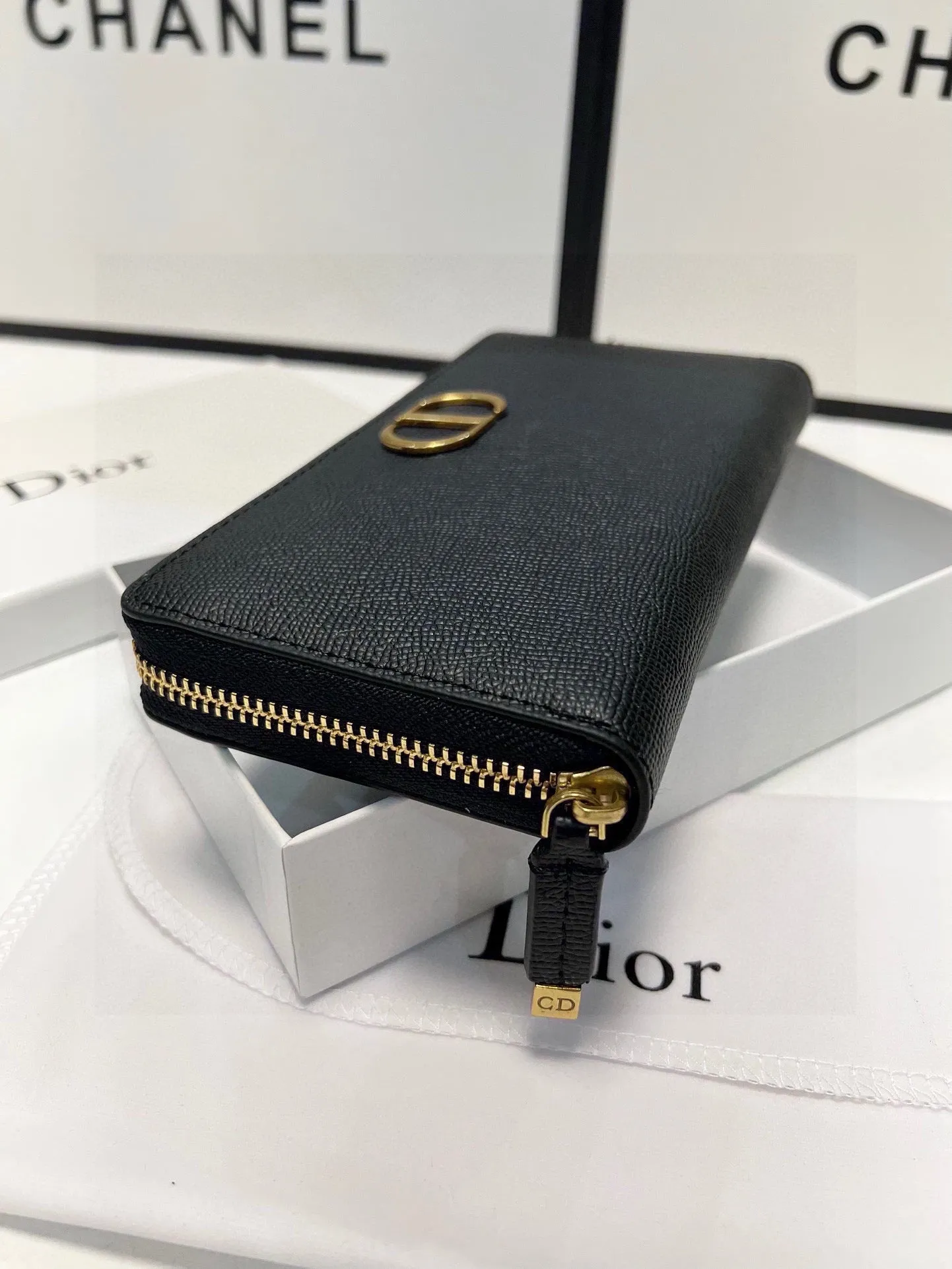 DR368 CD Icon Zipped Long Wallet / 8 x 4.5 inches